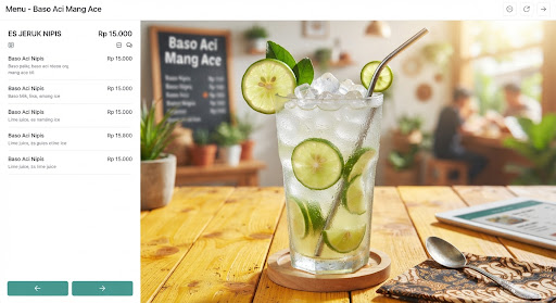 Es Jeruk Nipis dalam gelas tinggi dengan es batu dan irisan jeruk