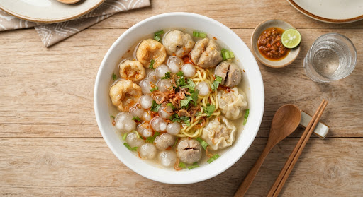 Baso Aci Original dengan kuah kaldu bening, baso aci kenyal, dan taburan seledri