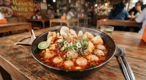 Baso Aci Juara Pedas dengan kuah merah dan taburan bawang goreng